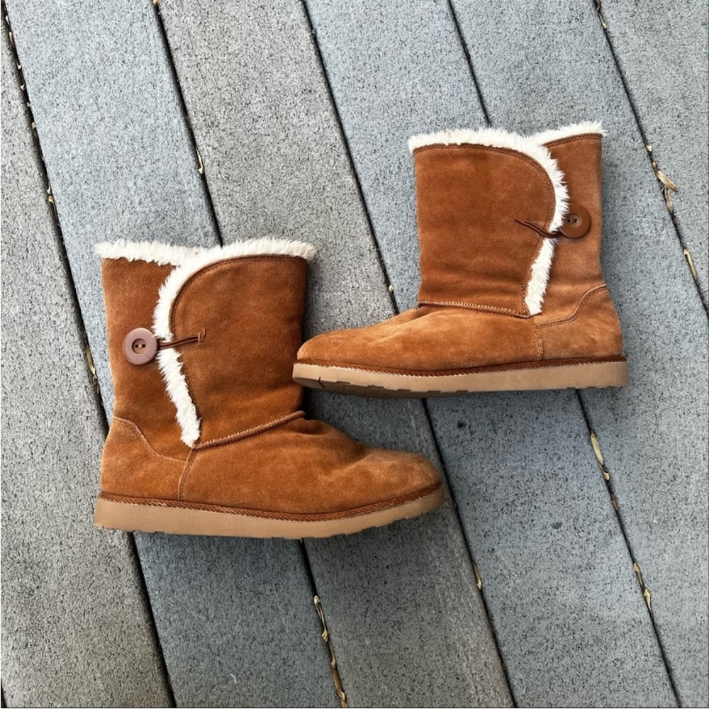 Women's SO Chestnut Suede-Look Button Faux-Shearling Boots